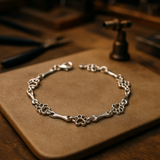 Pulsera con Patas de Perro Colgantes y Huesos de Plata Sostenible, Edición Limitada
