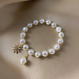 Pulsera con medallón de oro blanco, margarita y girasol