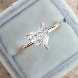 Anillo delgado con corazón de circonio