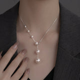 Collar Elegante con Perlas Colgantes