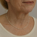 Collar elegante con perlas brillantes