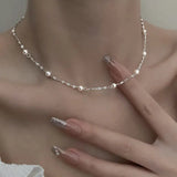 Collar elegante con perlas brillantes