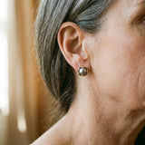 Elegantes pendientes de perla negra