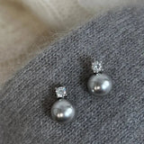 Elegantes pendientes de perla negra con circonitas