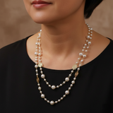 Elegante collar dorado con pequeña perla