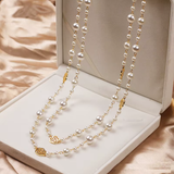Elegante collar dorado con pequeña perla