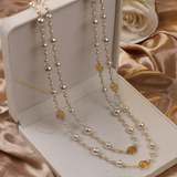 Elegante collar dorado con pequeña perla