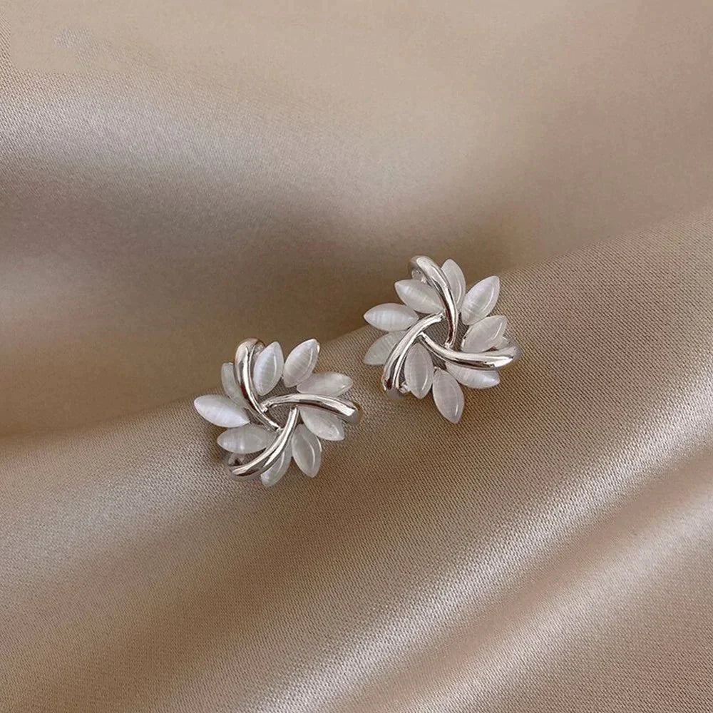Elegantes y Refinados Pendientes con Flores de Ópalo en Oro