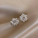 Elegantes y Refinados Pendientes con Flores de Ópalo en Oro