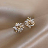 Elegantes y Refinados Pendientes con Flores de Ópalo en Oro