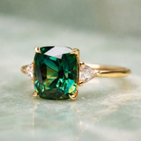 Anillo cuadrado elegante con esmeralda