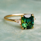 Anillo cuadrado elegante con esmeralda