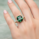Anillo cuadrado elegante con esmeralda