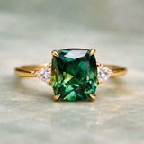 Anillo cuadrado elegante con esmeralda