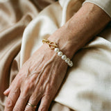 Elegantes brazalete de oro y margaritas