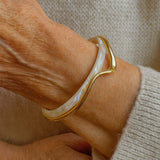 Elegante Pulsera Abierta en Esmalte Blanco y Oro