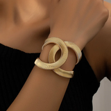 Elegante pulsera dorada doble