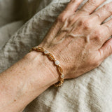 Brazalete dorado elegante