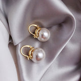 Pendientes dorados con margaritas