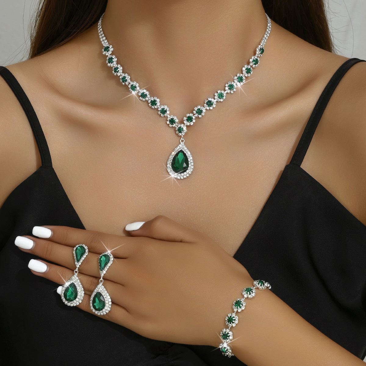 Conjunto completo de tres piezas de joyería para novias