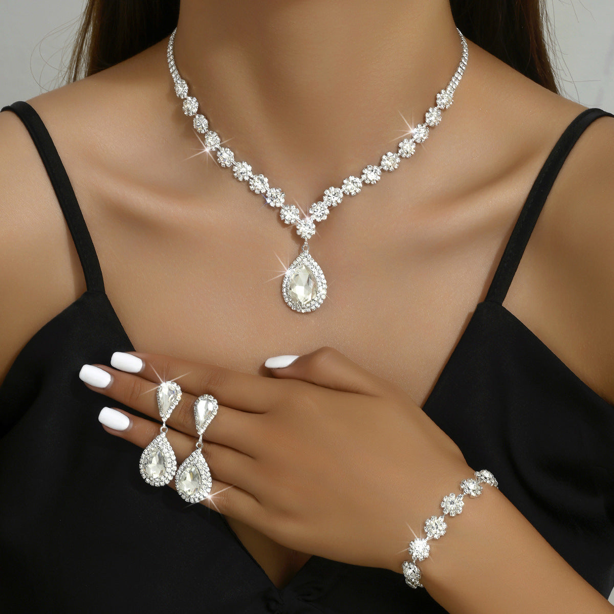 Conjunto completo de tres piezas de joyería para novias