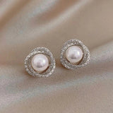 Pendientes de espiral brillantes con elegantes perlas