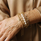 Pulseras doradas con margaritas
