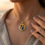 Collar dorado con delfín y cristal