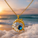 Collar dorado con delfín y cristal