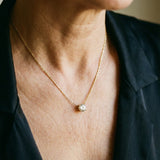 Collar dorado con diamantes
