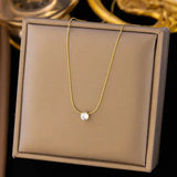 Collar dorado con diamantes