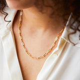 Collar dorado con cadena clásica