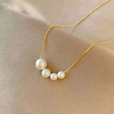 Collar dorado con dulces perlas