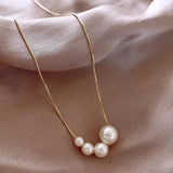Collar dorado con dulces perlas