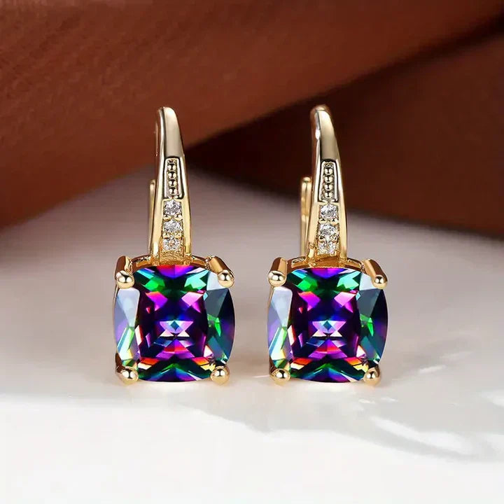 Pendientes de aro dorados con piedras misteriosas