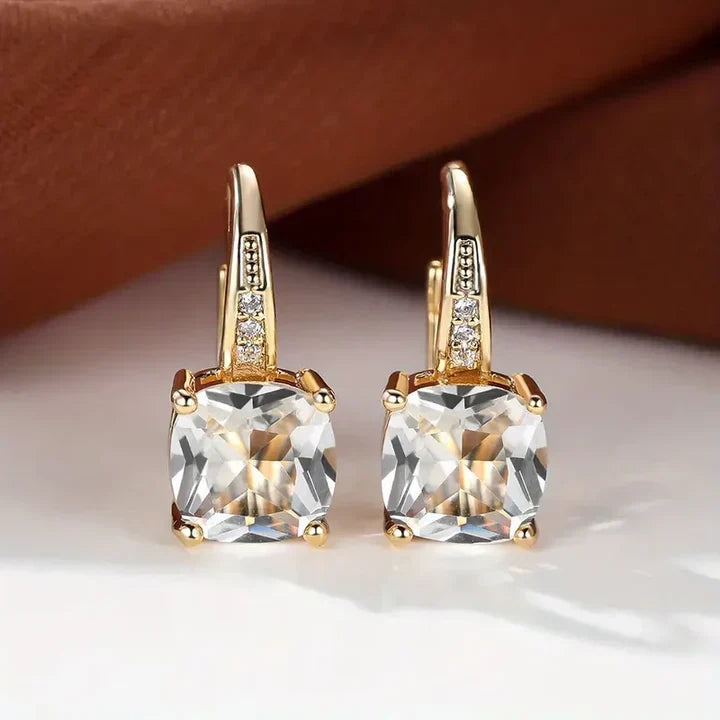 Pendientes de aro dorados con piedras misteriosas