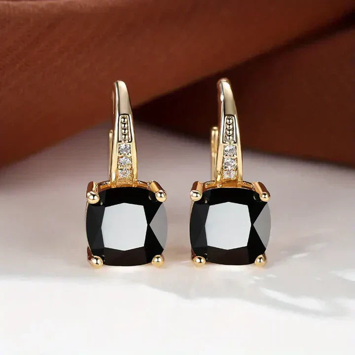 Pendientes de aro dorados con piedras misteriosas