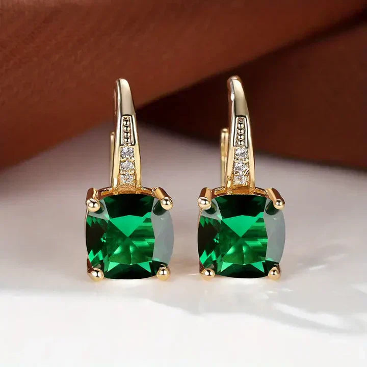 Pendientes de aro dorados con piedras misteriosas