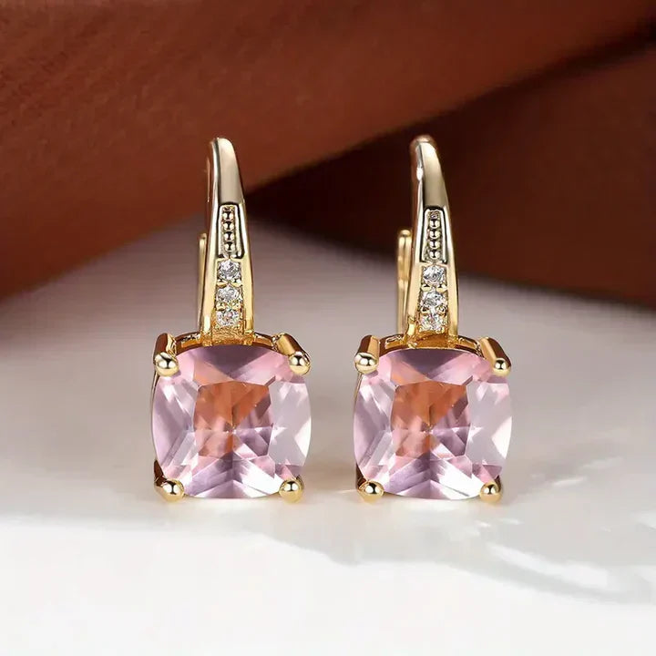 Pendientes de aro dorados con piedras misteriosas