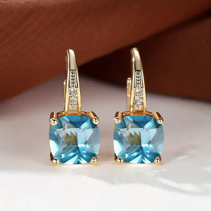 Pendientes de aro dorados con piedras misteriosas
