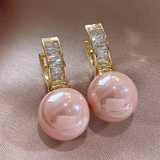 Pendientes dorados con perla rosa y circonita