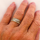 Anillo Dorado Brillante y Vacío