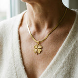 Collar de trébol dorado