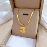 Collar de trébol dorado