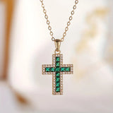 Cadena de oro con cruz de esmeralda
