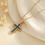 Cadena de oro con cruz de esmeralda
