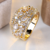 Anillo con cristales blancos