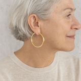 Grandes pendientes dorados en forma de anillo