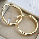Grandes Aretes Dorados en Forma de Anillo
