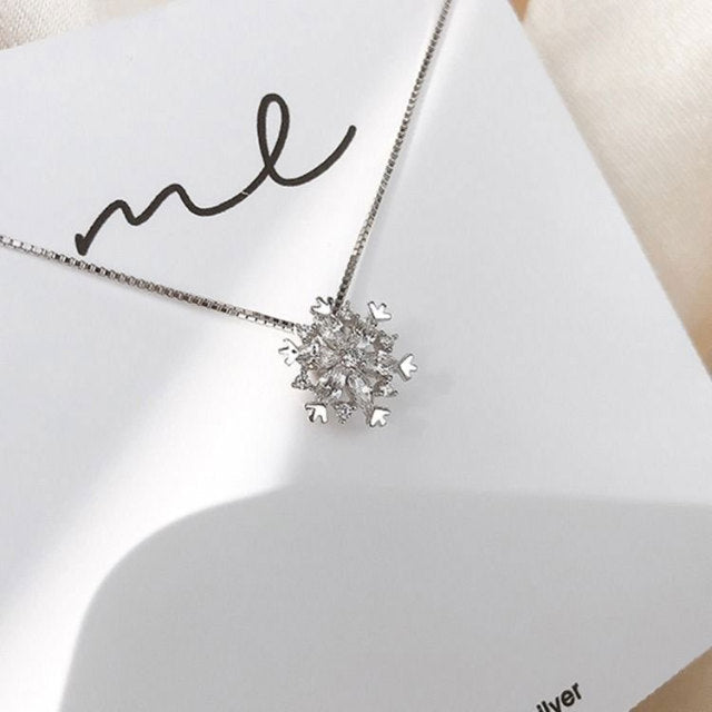 Collar de cristal con nieve brillante en oro y plata